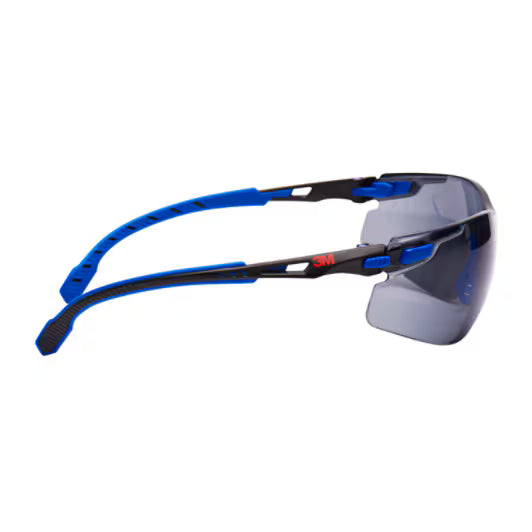 3M™ Solus™ 1000 Schutzbrille, blau-schwarzer Rahmen, Scotchgard™ Antibeschlag- und Kratzschutzbeschichtung (K&N), graue Scheiben, S1102SGAF-EU, 20 Stück/Karton