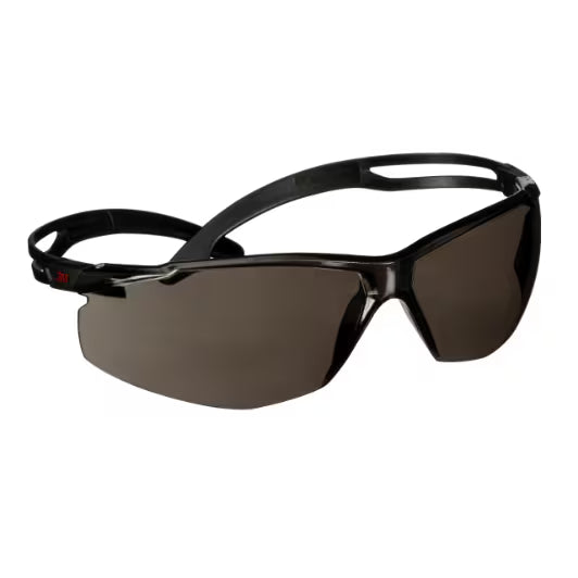 3M™ SecureFit™ 500 Schutzbrille, schwarzer Rahmen, Scotchgard™ Antibeschlag- und Kratzschutzbeschichtung (K&N), graue Gläser, SF502SGAF-BLK-EU, 20/Karton