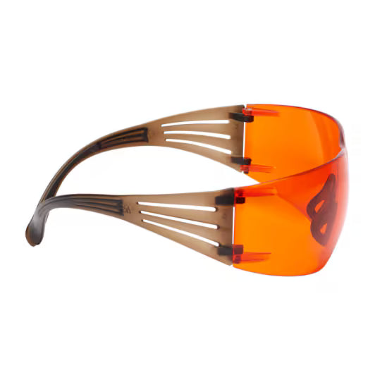3M™ SecureFit™ 400 Schutzbrille, schwarz/brauner Rahmen, Scotchgard™ Antibeschlag- und Kratzschutzbeschichtung (K&N), orangefarbene Scheiben, SF406SGAF-BLA-EU