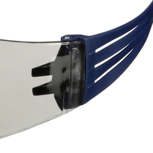 3M™ SecureFit™ 100 Schutzbrille, blaue Fassung, kratzfest/antibeschlag, hellgraue Innen-/Außenlinse, SF107AF-BLU-EU, 20/Karton