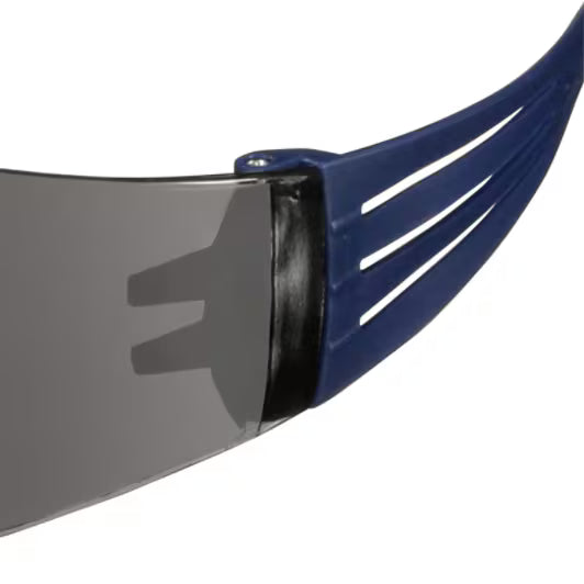 3M™ SecureFit™ 100 Schutzbrille, blaue Fassung, kratz-/beschlagfrei, graue Gläser, SF102AF-BLU-EU, 20/Karton