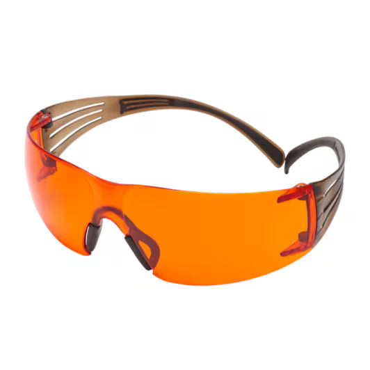 3M™ SecureFit™ 400 Schutzbrille, schwarz/brauner Rahmen, Scotchgard™ Antibeschlag- und Kratzschutzbeschichtung (K&N), orangefarbene Scheiben, SF406SGAF-BLA-EU