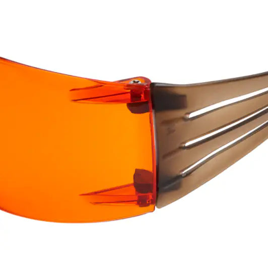 3M™ SecureFit™ 400 Schutzbrille, schwarz/brauner Rahmen, Scotchgard™ Antibeschlag- und Kratzschutzbeschichtung (K&N), orangefarbene Scheiben, SF406SGAF-BLA-EU