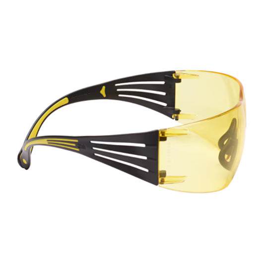 3M™ SecureFit™ 400 Schutzbrille, gelb/schwarzer Rahmen, Scotchgard™ Anti-Beschlag- und Kratzschutzbeschichtung (K&N), bernsteinfarbene Gläser, SF403SGAF-YEL-EU